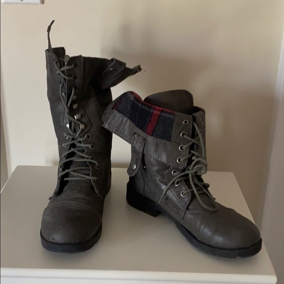 Shoes - Picture 3 of 5